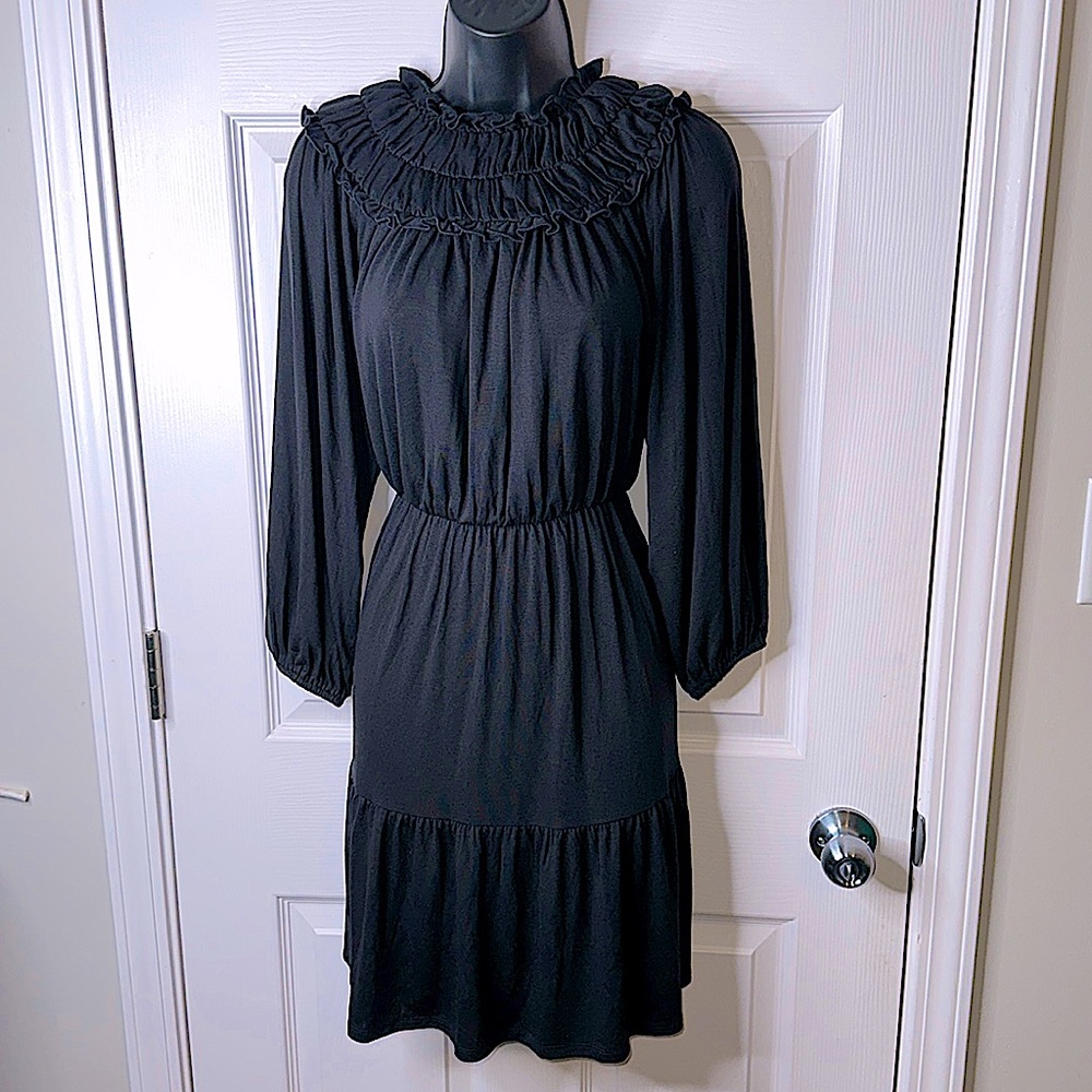 NWT - FALLL IS BLACK 👗 made in light summer material and free flowing 💵 👜 👑!